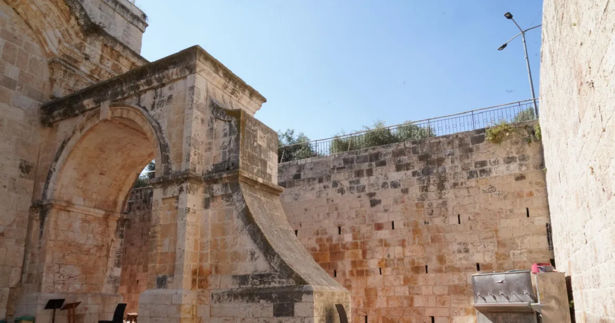 محافظة القدس : جماعات "الهيكل" تمهّد لتحويل باب الرحمة إلى نقطة صلاة يهودية على غرار حائط البراق